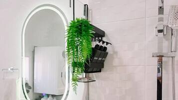 Suihku, hiustenkuivaaja, pyyhkeet