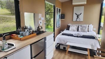 1 bedroom, bed sheets