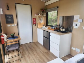 Refrigerador, microondas, placa de cocina, tostadora