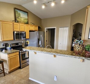 Fridge, microwave, oven, stovetop - Tranquil Retreat – A Serene, Amenity-Rich Stay in Prescott Valley (Prescott Valley)