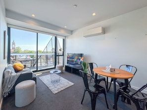 TV, offices - Modern 2B Apt with Views Near Swinburne University (Hawthorn)