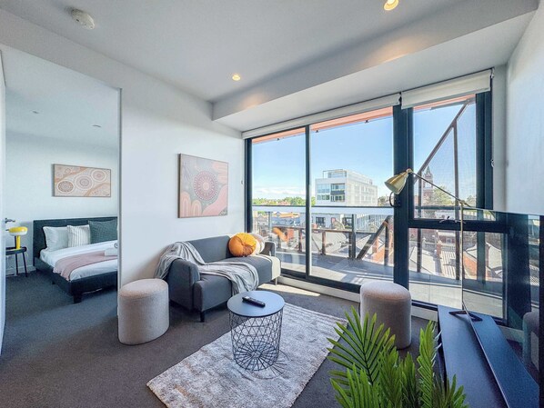 Televisión y oficina 