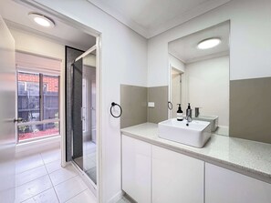 Shower, hair dryer, towels - Spacious 4B House in PointCook (Point Cook)