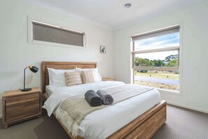 3 bedrooms, desk, iron/ironing board, WiFi