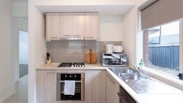 Refrigerador, microondas, horno, placa de cocina