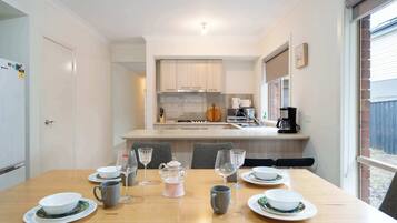 Køleskab, mikrobølgeovn, ovn, kogeplade