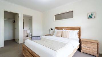 3 bedrooms, desk, iron/ironing board, WiFi