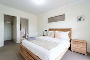 3 soverom, skrivebord, strykejern/-brett og wi-fi