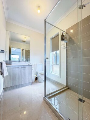 Dusj, hårføner og håndklær