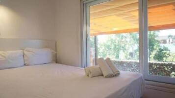 2 bedrooms, iron/ironing board, internet, bed sheets