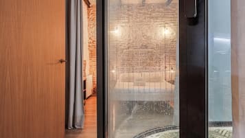 2 habitaciones, tabla de planchar con plancha, internet y ropa de cama