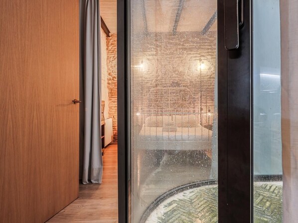 2 bedrooms, iron/ironing board, internet, bed sheets