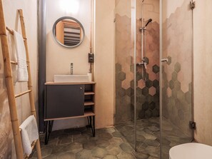 Shower, hair dryer, towels - Charming apartment with patio in Macarena (sevilla)