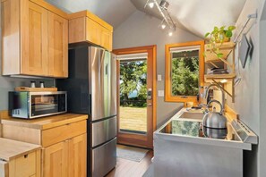 Frigorífico, microondas, horno y placa de cocina