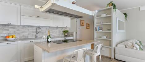 Kjøleskap, mikrobølgeovn, ovn og oppvaskmaskin