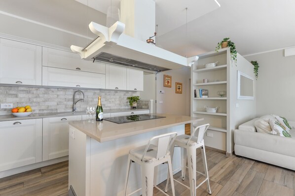 Kühlschrank, Mikrowelle, Ofen, Geschirrspüler