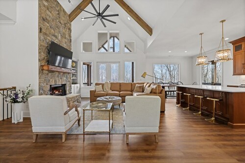 Emerald Lodge | Large Mtn Cabin | Hot Tub + Views