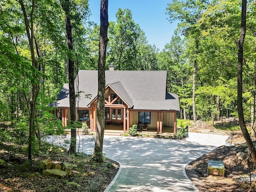 Emerald Lodge | Large Mtn Cabin | Hot Tub + Views