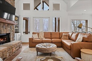 Smart TV y chimenea 