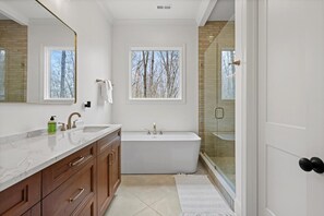 Shower, jetted bath, hair dryer, towels - Emerald Lodge | Large Mtn Cabin | Hot Tub + Views (south pittsburg)
