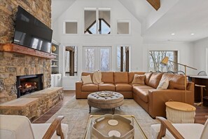 Smart TV y chimenea 