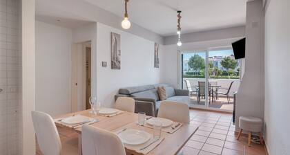 Apartment 'Con Piscina En Playa Islantilla' with Sea View, Shared Pool and Wi-Fi