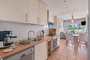 Fridge, microwave, oven, stovetop - Apartment 'Con Piscina En Playa Islantilla' with Sea View, Shared Pool and Wi-Fi (Islantilla)