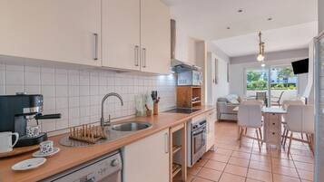 Køleskab, mikrobølgeovn, ovn, kogeplade