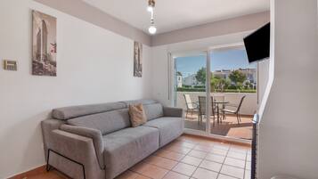 Televisión, chimenea, reproductor de DVD y estéreo