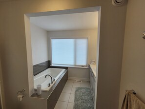 Bidet, serviettes fournies, savon, papier toilette