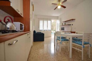 Een koelkast, een magnetron, een kookplaat