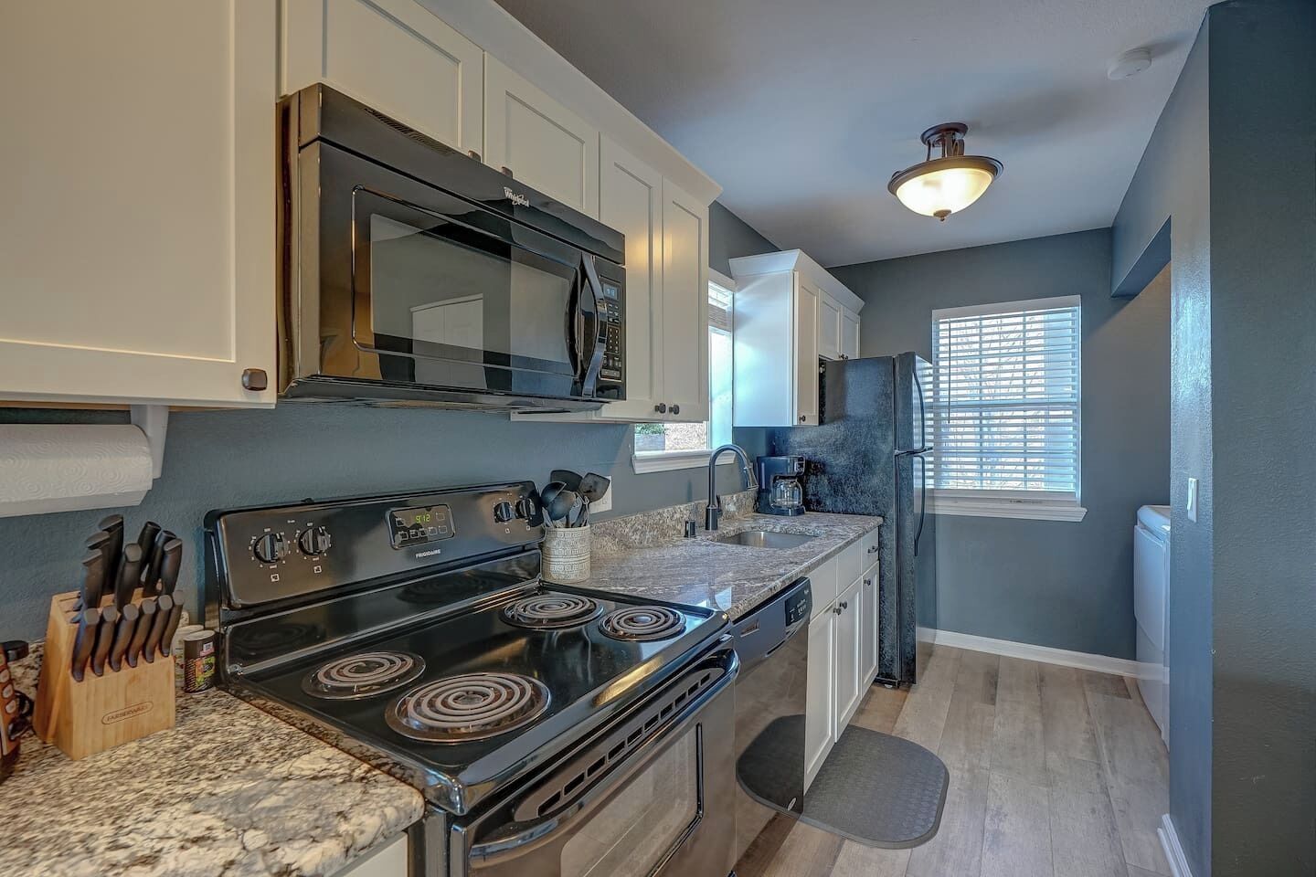 Een koelkast, een microgolfoven, een oven, een kookplaat