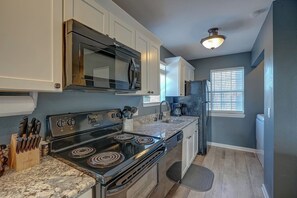 Køleskab, mikrobølgeovn, ovn, kogeplade