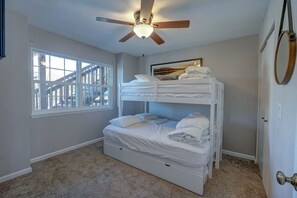 2 habitaciones, tabla de planchar con plancha, cuna de viaje y wifi