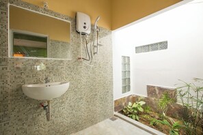 Douche, sèche-cheveux, bidet, serviettes fournies
