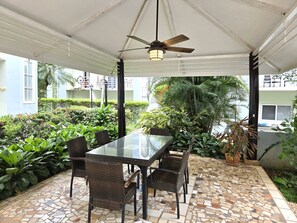 تناول الطعام بالخارج