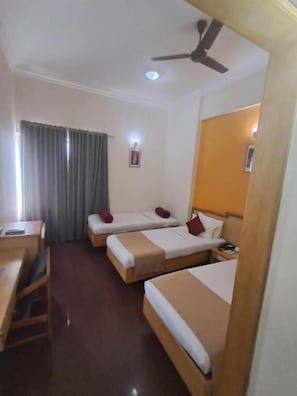 Habitación estándar con 2 camas individuales, vista a la ciudad | Muebles diferentes, escritorio y espacio para trabajar con laptop 
