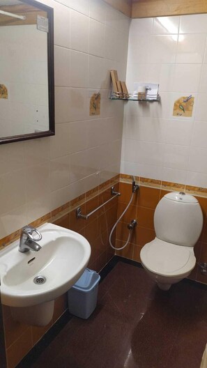 Habitación estándar con 2 camas individuales, vistas a la ciudad | Baño | Ducha y bañera combinadas y artículos de higiene personal gratuitos