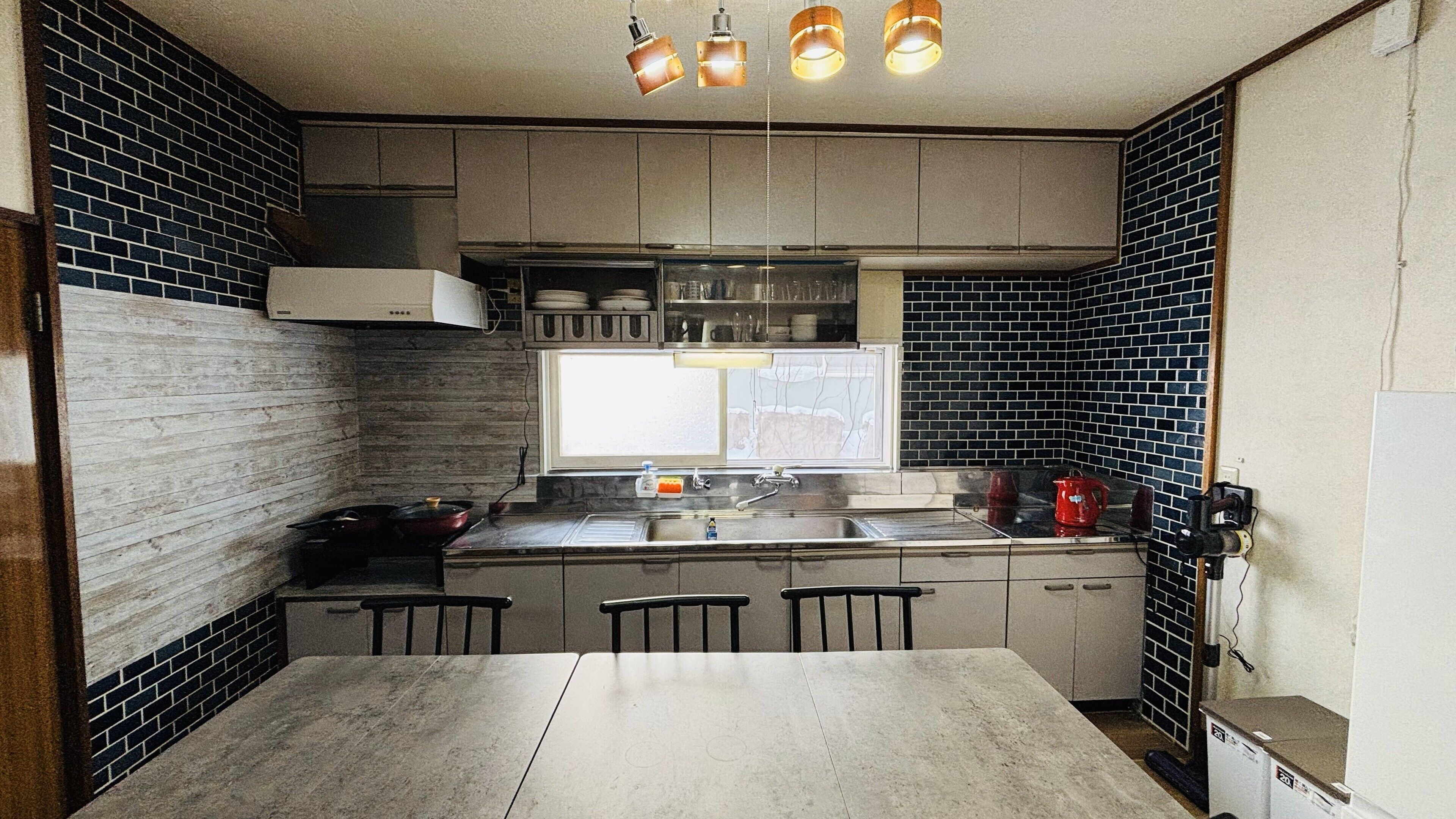 Refrigerador, microondas, parrilla de estufa y tetera eléctrica 