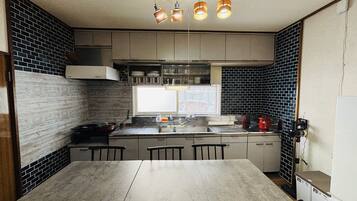 Refrigerador, microondas, parrilla de estufa y tetera eléctrica