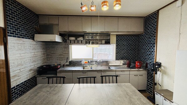 Refrigerador, microondas, placa de cocina, tetera/pava eléctrica