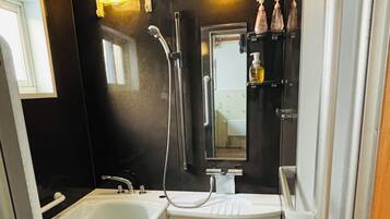 Secadora de cabello, bidet, toallas, jabón