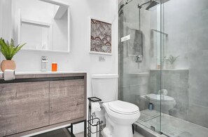 Shower, hair dryer, towels, soap - Miami Chateau Pool/Hottub/Prking (Miami)