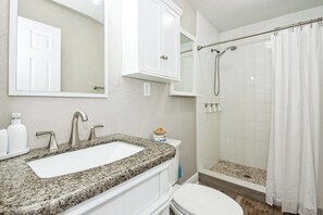 淋浴设施、吹风机、坐浴桶、毛巾