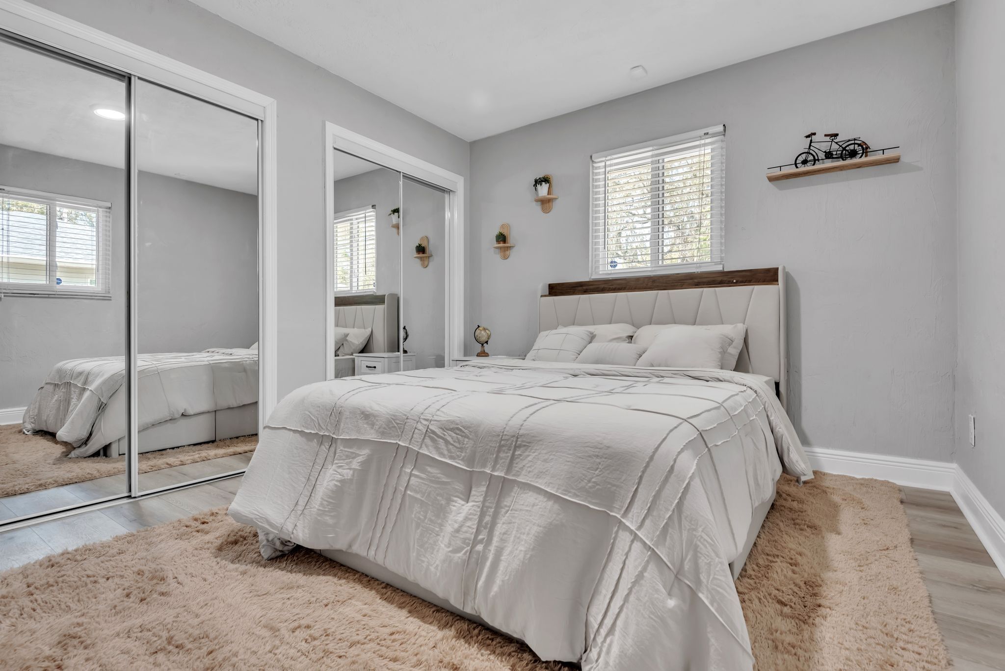 3 quartos, escrivaninha, ferros/tábuas de passar roupa, berço de viagem