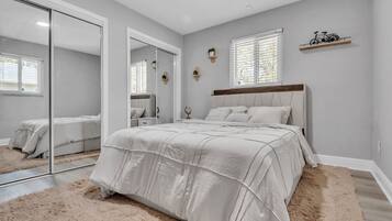 3 bedrooms, desk, iron/ironing board, travel crib