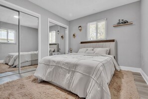 3 chambres, bureau, fer et planche à repasser, lit parapluie