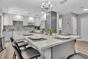 雪櫃、微波爐、焗爐、爐具