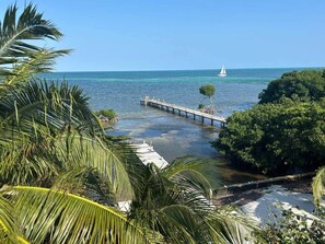 På stranden, solsenger og strandhåndklær