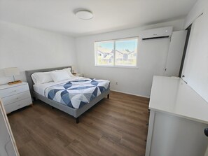 2 habitaciones, escritorio y tabla de planchar con plancha 